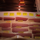 Kúsok surového tuniaka na okamžitú konzumáciu (sashimi) je možné kúpiť priamo na vonkajšom trhu.