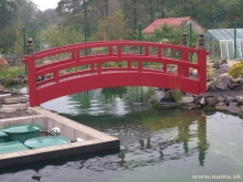Mostík cez jazierko v japonskom štýle