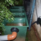 Lineárny biologický filter s čerpadlovým zapojením sa dá ukryť za výsadbu v záhrade.