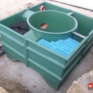 Biologický filter je možné obsypať zeminou, je však vhodné položiť ho na betónový základ.