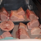 Cena za sashimi z tuniaka závisí aj od toho, z ktorej časti ryby mäso pochádza.