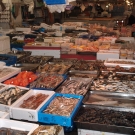 Vonkajší trh dostupný aj turistom tiež ponúka množstvo rýb.