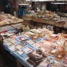Množstvo doplnkových surovín na varenie na vonkajšom rybom trhu Tsukiji.