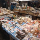 Množstvo doplnkových surovín na varenie na vonkajšom rybom trhu Tsukiji.