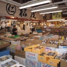 Vonkajší trh Tsukiji je otvorený aj po uzavretí vnútorného trhu prístupného len obchodníkom.