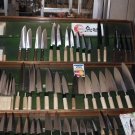 Na trhu si môžte kúpiť aj kvalitné japonské nože, ktoré v obchode priamo vyrábajú.