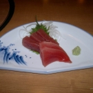 Sashimi z dvoch druhov tuniaka (maguro).