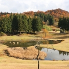 Golfové ihrisko v Japonsku s jazierkom.