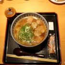 Obľúbená sýta japonská polievka ramen s kačacím mäsom.