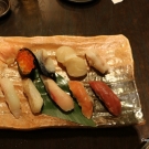 Nigiri sushi z rôznych druhov rýb.