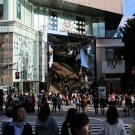 Moderná presklenná budova nákupného centra Tokyo Plaza.