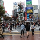Tokijské ulice sú stále plné ponáhľajúcich sa ľudí.