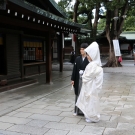 Mladomanželia odetí v tradičnom japonskom svadobnom šate.