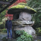 Kamenná lampa v záhrade Naritasan Shinshoji Temple.