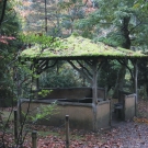 Altánok na krátky oddych v záhrade Naritasan Shinshoji Temple.