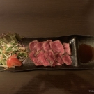 Hovädzí steak v typickom Japonskom servírovaní na malé kúsky na ktoré nepotrebujete príbor.