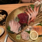 A opäť tanier sashimi tentokrát aj s krevetami.