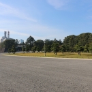 Veľký park pred vstupom do areálu ktorý obýva japonský cisár.