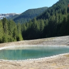 Obrovské kúpacie jaziero v lone hôr.